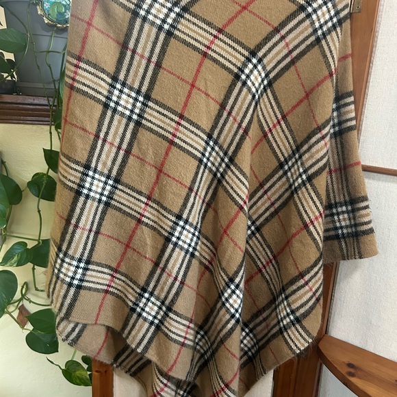 V-Fraas Nova check style Poncho - Picture 2 of 3